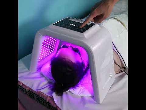 LED Light Therapy with Hydrating Spray 7 Color Facial Machine